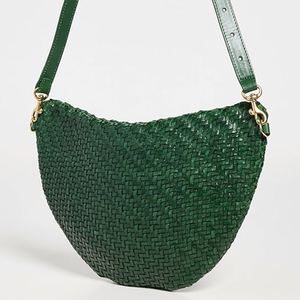 Sac banane pour femme en cuir végétalien tressé vert personnalisé, avec quincaillerie dorée, sacs messager de voyage, sacs bandoulière mode et sacs de taille - Product Image 5