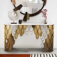 Console contemporaine dorée avec miroir de luxe, mobilier moderne pour salon, en marbre et verre, pour appartement et couloir