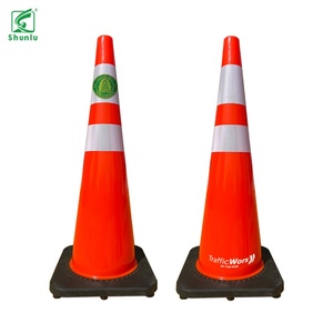 Nouveaux cônes de signalisation routière en PVC de 90 cm avec bande réfléchissante en caoutchouc PE flexible, signalisation d'avertissement routière pour la sécurité routière - Product Image 2