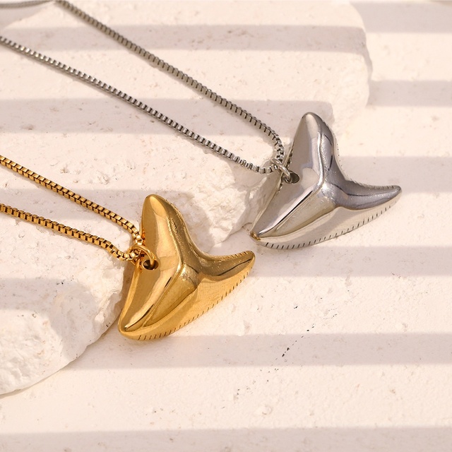 Non Tarnish Fashion Jewelry Gold Plated Stainless Steel Box Chain Personality Geometric Devil Fish Pendant Necklace for Women