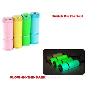 <span class=keywords><strong>9</strong></span> LED Cao Su Kim Loại Glow In The Dark An Ninh Torch Led Tactical Xách Tay Mạnh Mẽ Đèn Pin Chống Thấm Nước Với Dây Buộc - Product Image 4