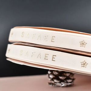 ริบบิ้นโพลีเอสเตอร์โกรเกรนพิมพ์ลายทองนูน 3 มิติ ขนาด 2.5 ซม. รุ่น Custom Luxe สำหรับห่อของขวัญสุดหรูและบรรจุภัณฑ์แบรนด์ - Product Image 2