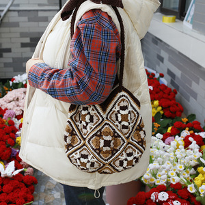 Borsa da donna all'uncinetto fatta a mano, borsa a tracolla in lana lavorata a maglia per la mamma, borsa a tracolla a quadri in stile etnico per nonna - Product Image 2