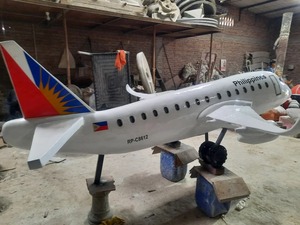 Statue d'avion en fibre de verre la plus vendue, sculpture décorative d'avion pour la maison, le bureau, le jardin, l'intérieur, disponible à la vente - Product Image 3