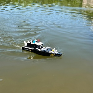 Bateau télécommandé Flytec V103 2 en 1, blocs de construction, 15 km/h, bateau de guerre militaire de police télécommandé avec câble USB, portée de 50 m pour enfants - Product Image 3
