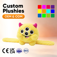 Peluche Personalizzato Mostro a Tre Occhi Giallo Rosa con Braccialetto, Giocattolo Imbottito per Bambini