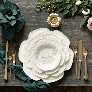 Juego de Platos de Porcelana Blanca Personalizados con Borde de Perlas para Bodas - Product Image 3