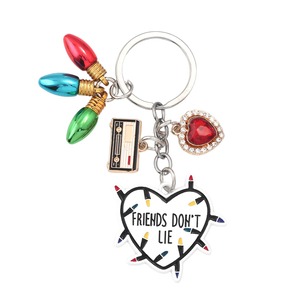 <span class=keywords><strong>Porte</strong></span>-clés <span class=keywords><strong>Stranger</strong></span> <span class=keywords><strong>Things</strong></span> « Les amis ne mentent pas » avec breloques cassette rétro et ampoule colorée, inspiré de la série télévisée des années 80 - Product Image 4