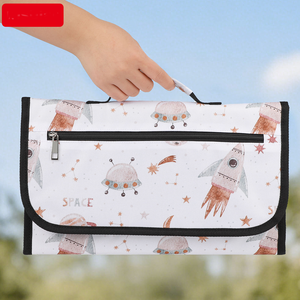 Station <span class=keywords><strong>à</strong></span> <span class=keywords><strong>langer</strong></span> légère et portable pour bébé, <span class=keywords><strong>tapis</strong></span> <span class=keywords><strong>à</strong></span> <span class=keywords><strong>langer</strong></span> et <span class=keywords><strong>housse</strong></span> de voyage pliables et imperméables pour les changements de couches en déplacement - Product Image 2