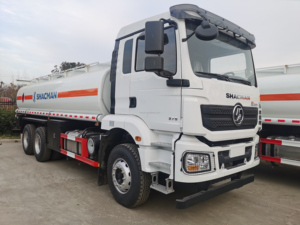 Camion-citerne Shacman F3000 6x4 en état neuf avec transmission manuelle, utilisé pour le transport de pétrole - Product Image 2