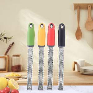 Rallador de queso de acero inoxidable y cortador de limón Zester <span class=keywords><strong>Gringer</strong></span> con mango cómodo antideslizante con cubierta - Product Image 2