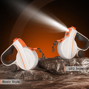 Correa retráctil ajustable reflectante con luz Led/básica de 16 pies para perro con dispensador de bolsas para excrementos - Product Image 1