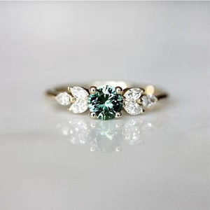 Anello quadrato verde da donna, accessorio semplice ed elegante per l'uso quotidiano - Product Image 1
