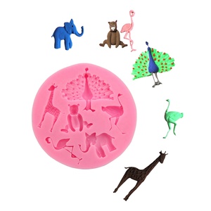 Molde de Silicona para Pastel con Diseño de Animales Tropicales Clásicos y Populares: Pavos Reales, Jirafas, Gorilas, Avestruces, Flamencos y Elefantes - Product Image 1