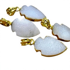 Colgante de punta de flecha con piedra drusa blanca natural, amuleto chapado en oro. - Product Image 1