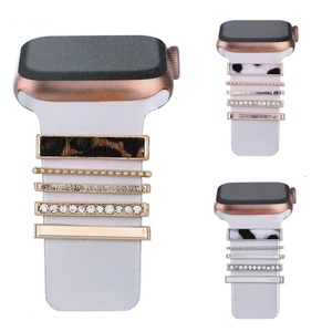 5 pièces ensemble pour <span class=keywords><strong>Apple</strong></span> <span class=keywords><strong>Watch</strong></span> 40mm 44mm 41mm 45mm 49mm <span class=keywords><strong>Bracelet</strong></span> <span class=keywords><strong>Bracelet</strong></span> breloques en métal imprimé léopard <span class=keywords><strong>Bracelet</strong></span> de montre en Silicone anneau décoratif - Product Image 1