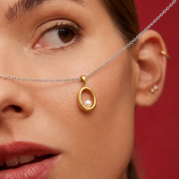 Collier Pendentif Perle Ovale Creuse Élégant en Acier Inoxydable Plaqué Or, Bijou de Mode Étanche pour Femme - Vente en Gros