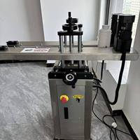 Machine de convoyage à clip latéral sans fond pour bouteilles en plastique et en verre