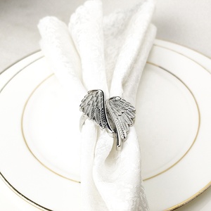 Anillos de Servilleta con Alas de Ángel Doradas y Plateadas, Vajilla Ecológica - Product Image 3