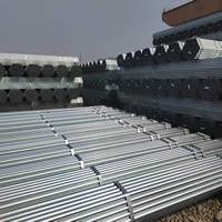 Tuyau en acier galvanisé soudé DN25-DN100 Z275 1,5-4 mm résistant à l'ammoniac, sans angle mort, pour structure de bâtiment d'élevage avicole et bovin