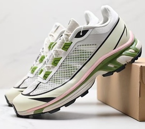 Chaussures de course professionnelles personnalisées pour l'extérieur - respirantes, avec amorti en mesh et antidérapantes, pour la randonnée et le trekking. - Product Image 1