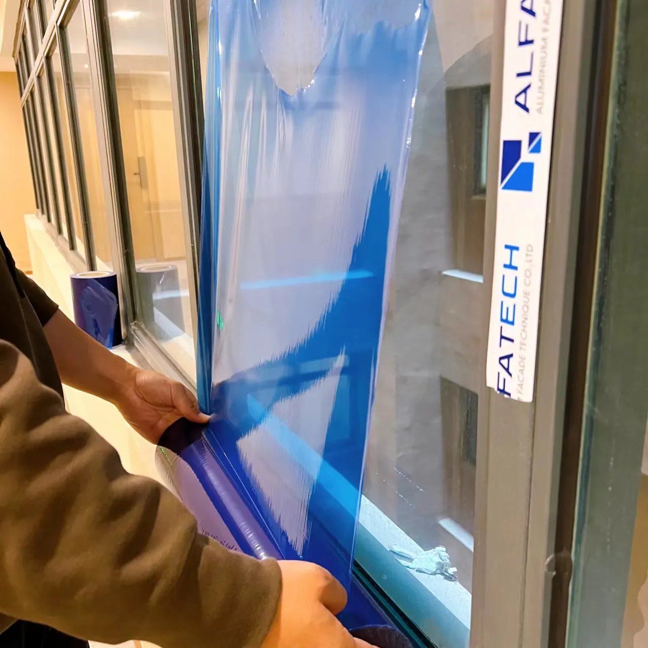 Película de protección de superficie antiarañazos temporal transparente azul transparente para ventanas y muros cortina de vidrio
