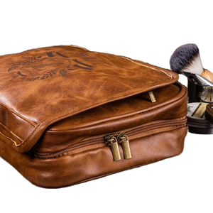 Logotipo personalizado de gran capacidad Retro Literatura Corona Patrón de letras Cierre de cremallera Diseño de moda Colgando PU Tote Bolsa de cosméticos - Product Image 2