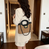 Sac fourre-tout tendance en paille tressée avec chaîne, poignée supérieure en cuir PU, sac à bandoulière pour femme, idéal pour les vacances d'été et la plage