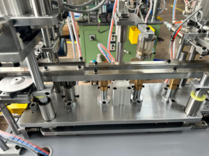 Ligne de production multi-stations pour le chargement de billes, le remplissage de graisse et le pressage d'étanchéité - Product Image 6