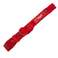 Harnais de luxe pour chien en velours rouge matelassé brodé cerises - Durable, confortable, boucle à dégagement rapide, logo personnalisé