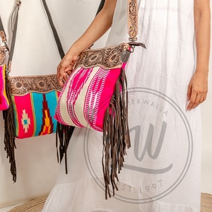 Nouveau sac bandoulière élégant en cuir véritable résistant à l'eau, avec sangle artisanale à motifs aztèques, poignée supérieure, multicolore - Product Image 2