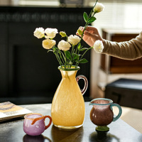 Vase en verre miniature de style français rétro, sur piédestal, soufflé à la main, esthétique color-block, d'inspiration vintage, pour fleurs hydroponiques