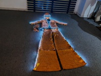 Costume de Robot LED Pleine Couleur, Tenue Lumineuse sur Échasses, Vêtements Scéniques, Veste Lumineuse, Gants Laser, Casque Illuminé de Style Predator