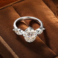 Kostenloser Versand 14K Vergoldeter 8x10mm (3,0ct) Ovaler Moissanit-Ring Dreisteiniger Ring - Stilvoller und Vielseitiger Edel-Schmuckring