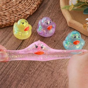 Canard en caoutchouc à presser le plus vendu – Jouet créatif anti-stress à paillettes dorées - Product Image 3