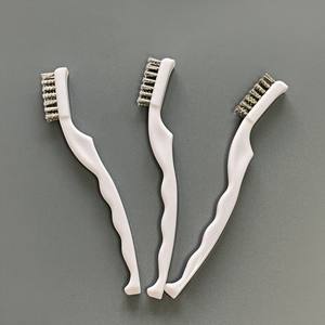 Spazzola Metallica con Manico Bianco, Spazzola Industriale con Setole, Manico Antiscivolo in Plastica, per Rimozione Ruggine, Levigatura e Lucidatura - Product Image 3