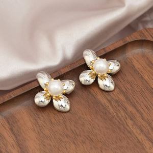 Boucles d'oreilles clous en argent 925 plaqué or avec imitation de perle en forme de fleur pour femmes, style Instagram exquis, tendance géométrique, haute beauté - Product Image 3