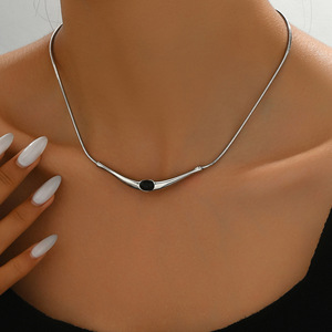 LiCai moda mujer collar doblado Luna incrustaciones negro ónix piedra larga estrangulación cadena para mujer - Product Image 2