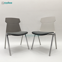 Chaise en plastique design moderne Trooley empilable en métal chromé pour les repas en plein air, les événements, les conférences et les réunions de bureau