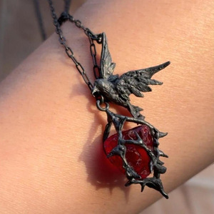 Collier pendentif créatif en résine, motif cage de corbeau tridimensionnelle, en forme de corbeau évidé en pierre rouge foncé, avec chaîne à maillons, personnalisé et de style rétro - Product Image 2