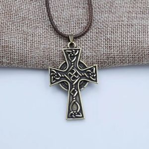 Collana pendente in Irlanda croce Retro religioni gioielli di moda oro placcato in lega di zinco catena alla moda regalo - Product Image 2