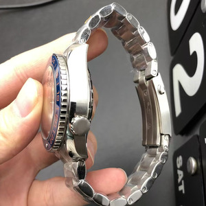 Reloj Mecánico para Hombre con Movimiento 8900, Cristal de Zafiro, Esfera de Buceo 3BAR, Correa de Acero Inoxidable de 22 mm y Detalle de Cuatro Puntos Naranja - Product Image 4