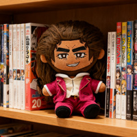 Peluche personnalisée de personnage d'anime, cheveux bouclés bruns, costume rouge, jouet en peluche doux, figurine chibi, cadeau OEM pour les fans