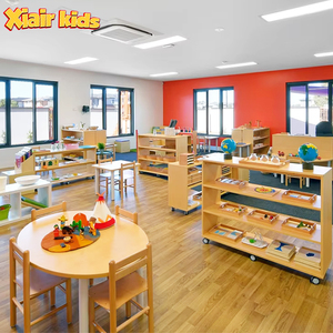 Ensemble de table et armoire de rangement Reggio, mobilier pour garderie, crèche, école maternelle, mobilier en bois Montessori, salle de classe préscolaire - Product Image 1