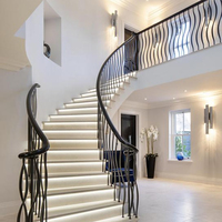 Escalier incurvé en bois de chêne/marbre à double poutre en acier préfabriqué de style villa de luxe avec garde-corps en fer forgé à vendre