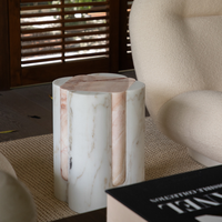 Table d'appoint en pierre bicolore Dream Home avec cadre incurvé et incrustation d'onyx, mobilier d'appoint minimaliste pour villa et patio