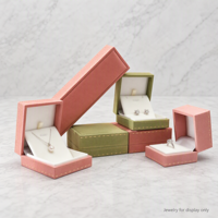 Boîte cadeau pour bijoux, anneaux et boucles d'oreilles, avec logo personnalisé, aspect daim rose, couvercle rabattable, avec insert de présentation blanc