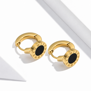 Boucles d'oreilles créoles Huggie en acier inoxydable plaqué or 14K sous vide, disque rond en acrylique noir avec chiffres romains, fermoir à charnière - Product Image 1