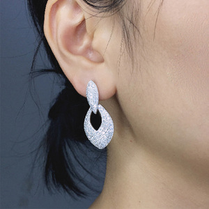 Orecchini a goccia cavi per donna, gioielli eleganti con pavé scintillante - Product Image 4