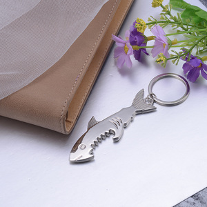Décapsuleur de bouteille de <span class=keywords><strong>vin</strong></span> en alliage de zinc KCH Multi Sharp, forme de requin moderne, porte-clés personnalisé, cadeau promotionnel mignon - Product Image 3